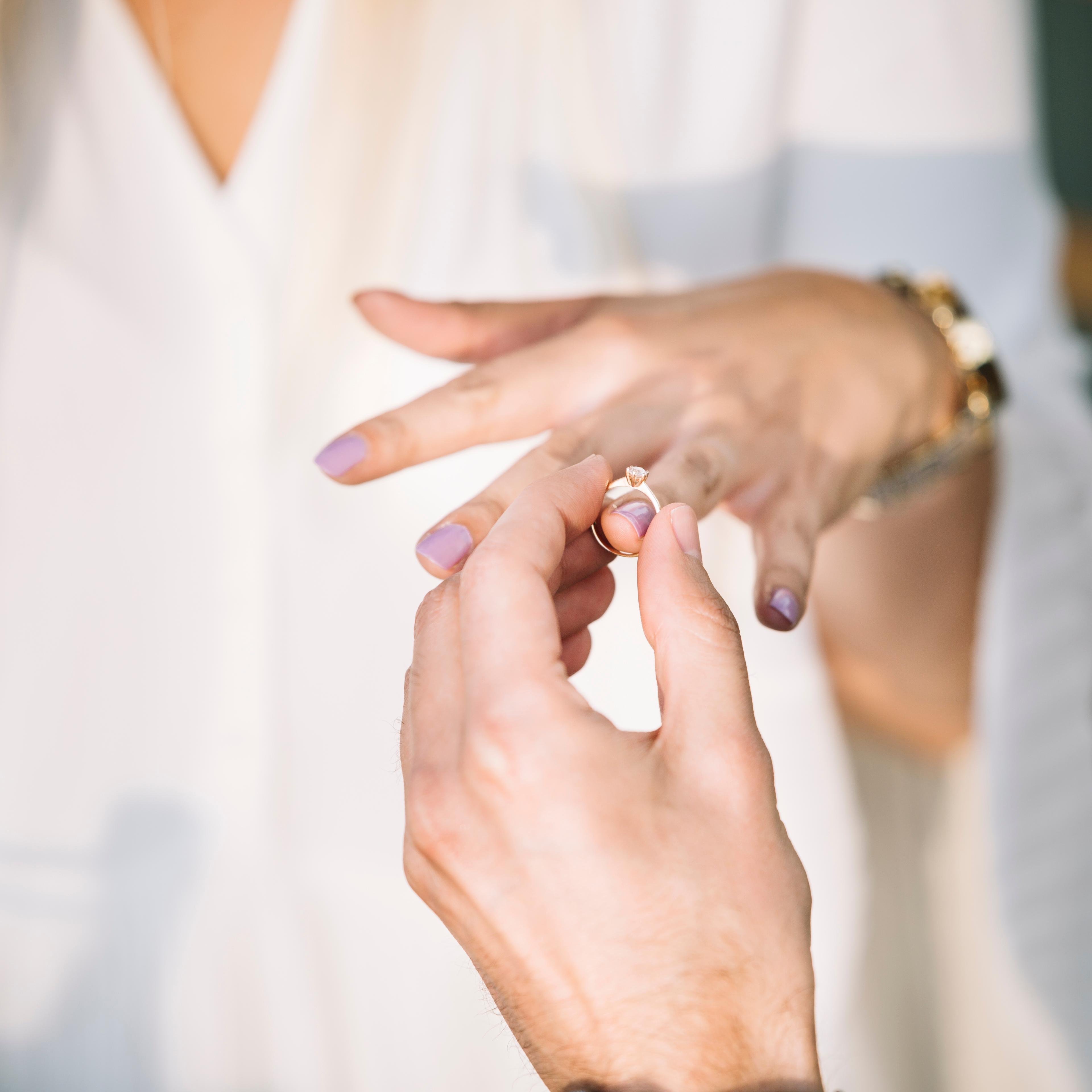 Anillo de compromiso: ¿tradición o machismo?
